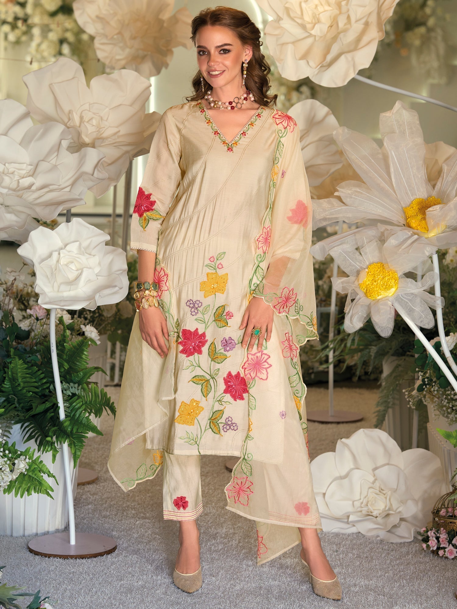 Off White Embroidered Straight Kurta Trousers With Dupatta Set4